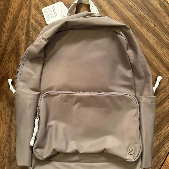 NWT Lululemon Everywhere Backpack 22L in Warm Ash Grey/Sheer Oak - Picture 3 of 6